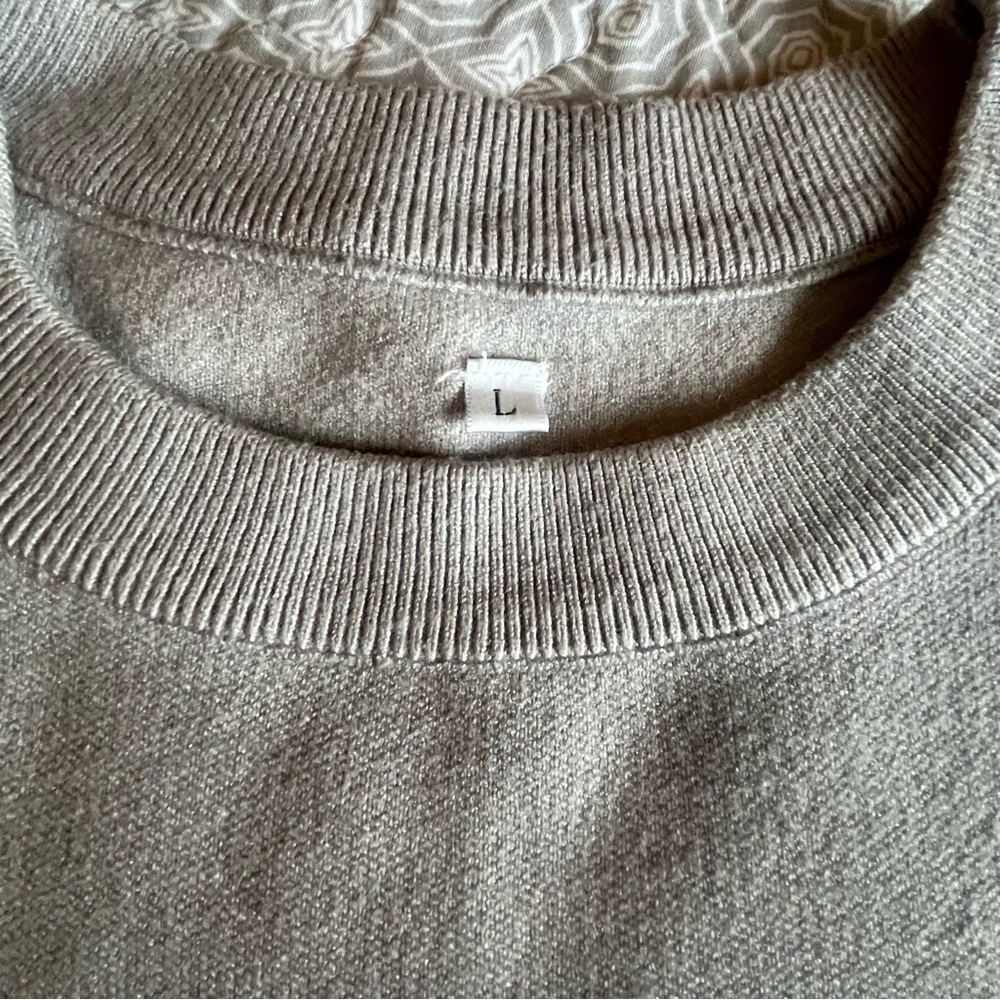 🤍👀 Size L, Long Sleeve Gray Heart Sweater thick sturdy, oversized, side slit - Picture 4 of 6